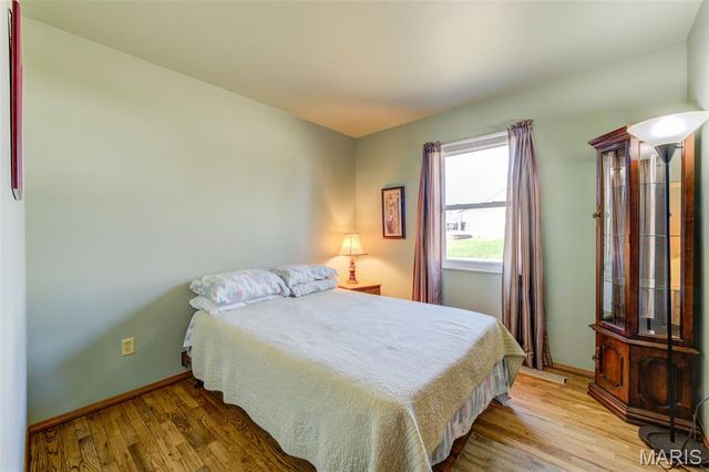 2843 Glenway Drive, Maryland Heights, MO 63043