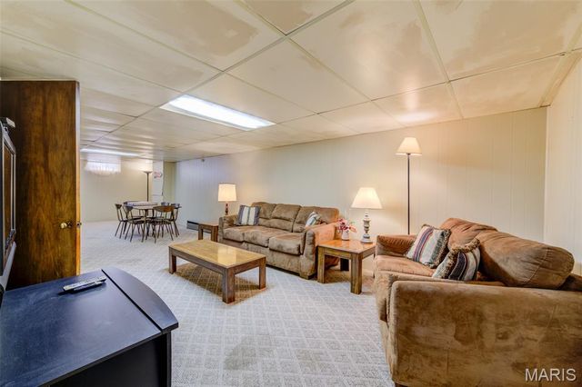 2843 Glenway Drive, Maryland Heights, MO 63043