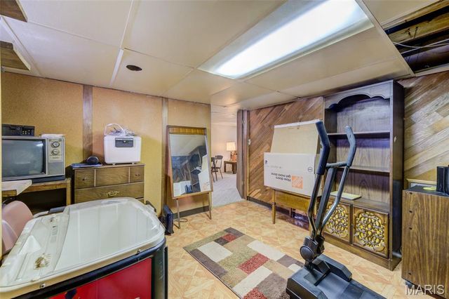 2843 Glenway Drive, Maryland Heights, MO 63043