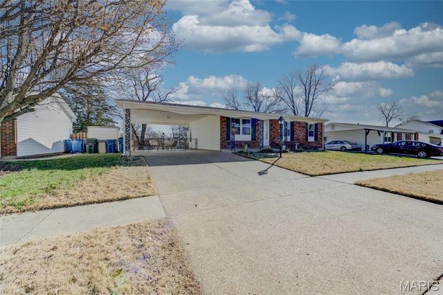 2843 Glenway Drive, Maryland Heights, MO 63043