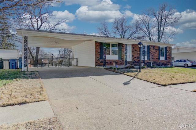 2843 Glenway Drive, Maryland Heights, MO 63043