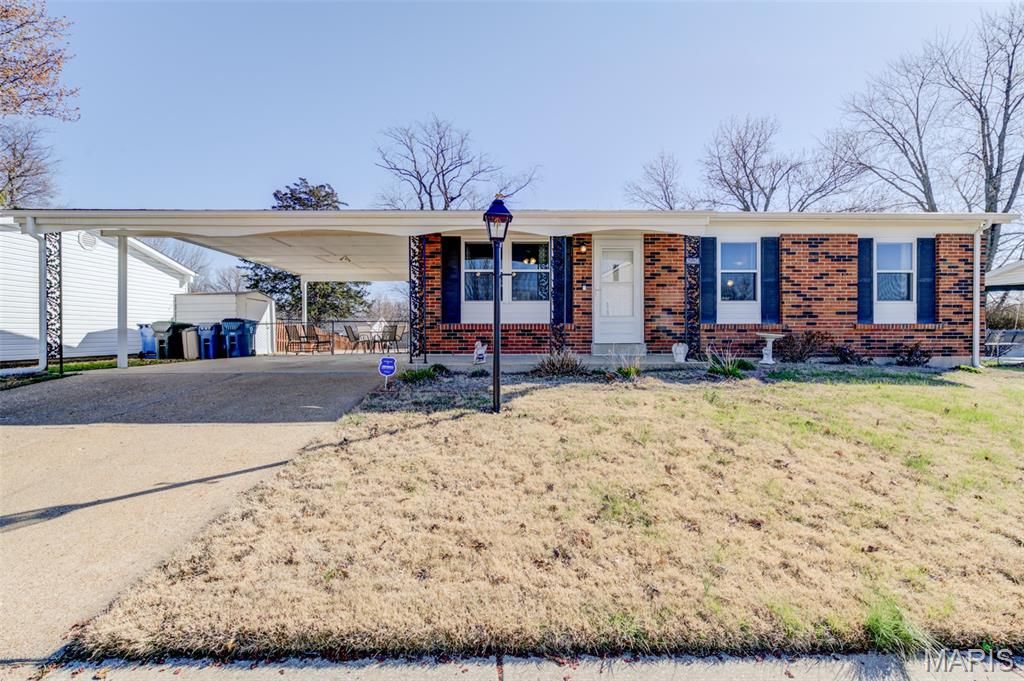 2843 Glenway Drive, Maryland Heights, MO 63043