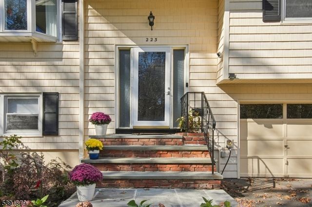 223 Chaucer Dr, Berkeley Heights Twp., NJ 07922