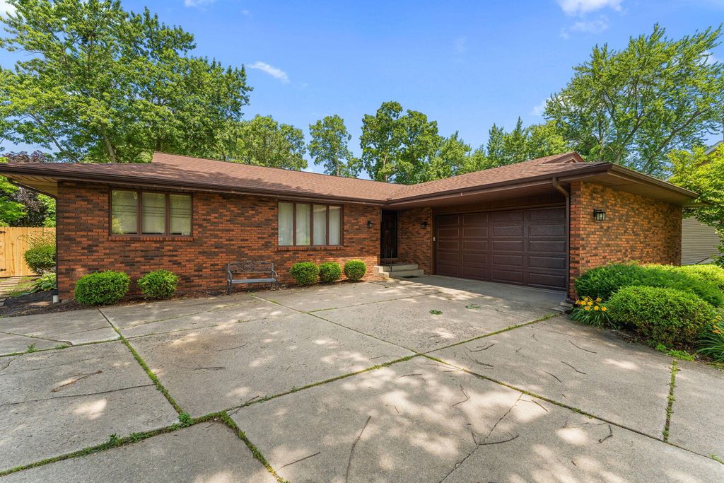 236 Grace Court, Crown Point, IN 46307