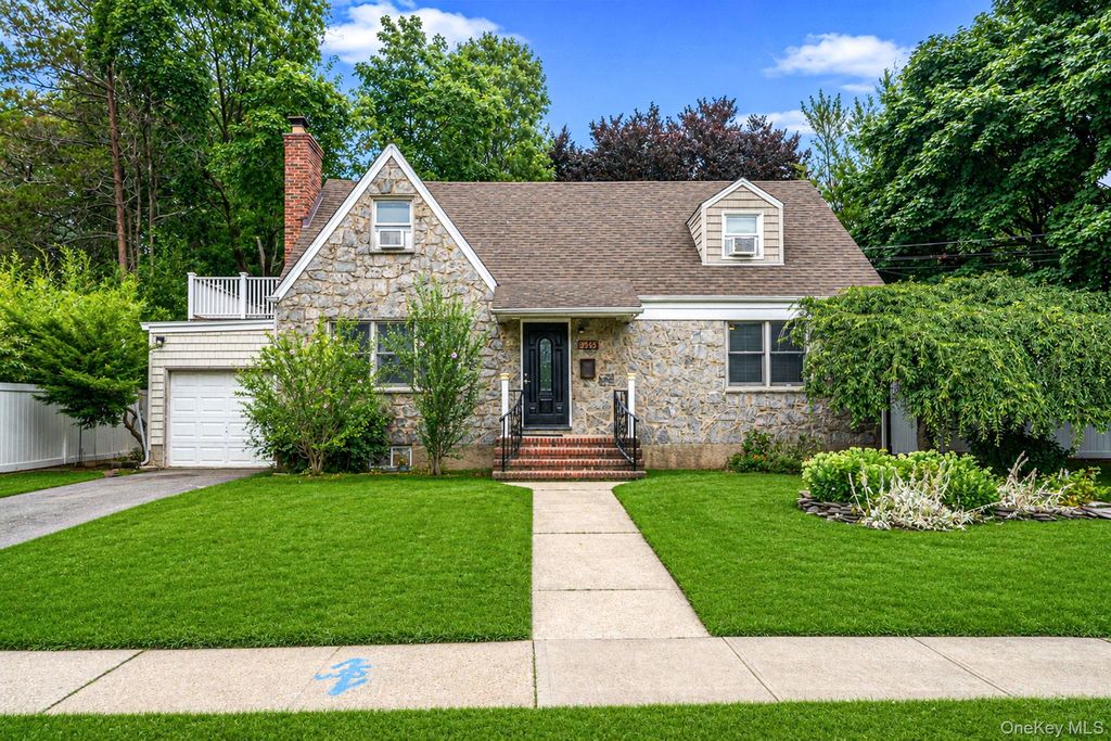 453 Dartmouth Street, Westbury, NY 11590