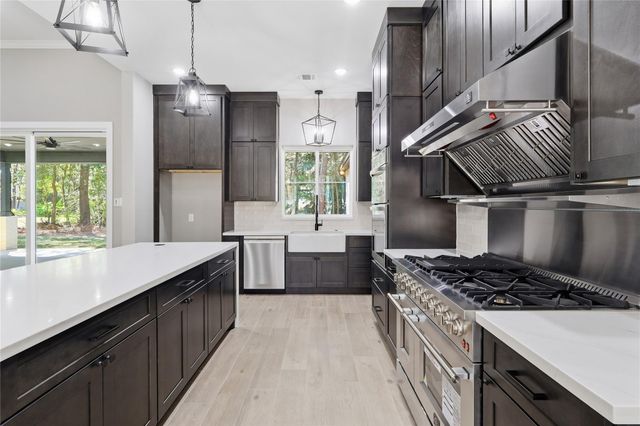 207 Creekside, Magnolia, TX 77354