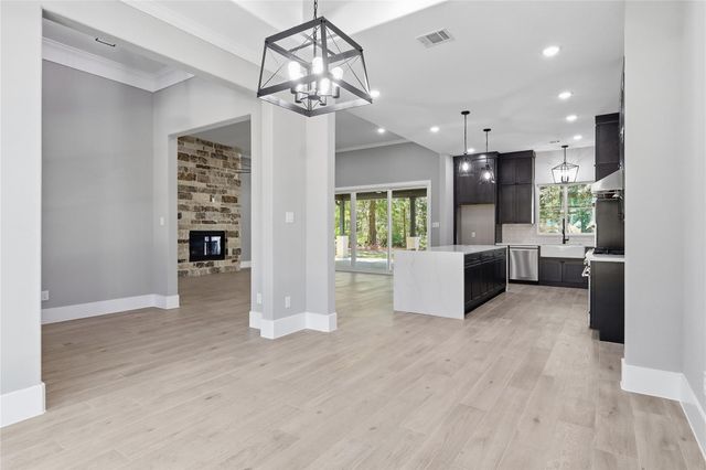 207 Creekside, Magnolia, TX 77354
