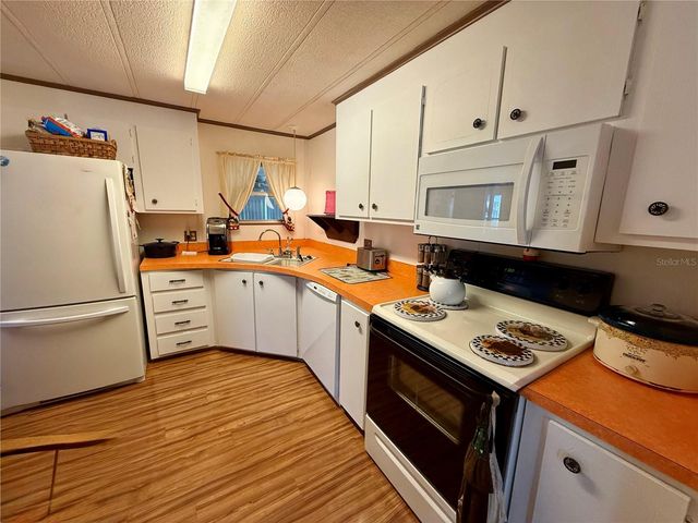 8164 HIGHPOINT BOULEVARD, Brooksville, FL 34613