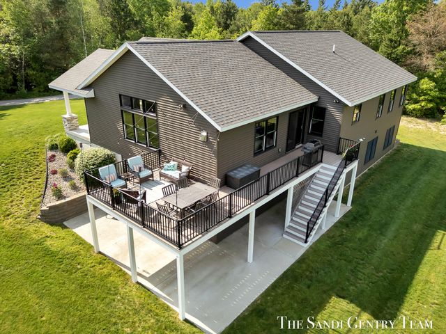 12400 Lincoln Farms Drive, Grand Haven, MI 49417