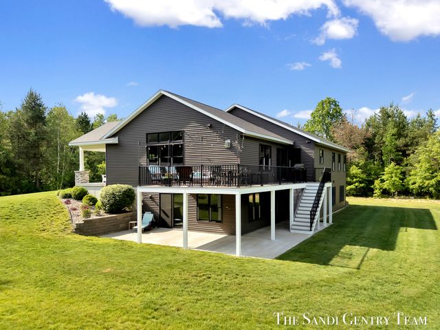 12400 Lincoln Farms Drive, Grand Haven, MI 49417