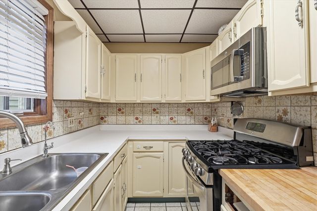 6 Cranshaw Pl, Lawrence, MA 01841