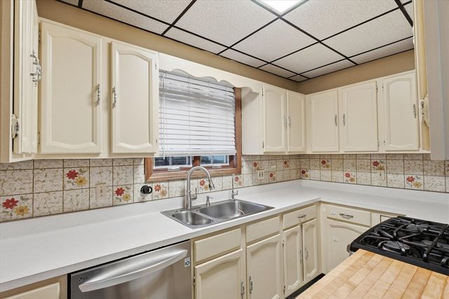 6 Cranshaw Pl, Lawrence, MA 01841