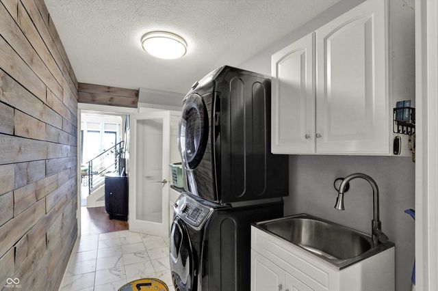 9061 Crystal Lake Drive, Indianapolis, IN 46240