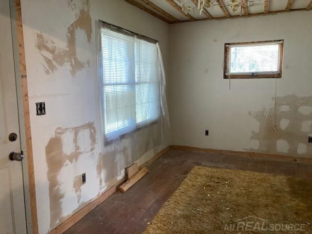 8442 Central Street, Center Line, MI 48015