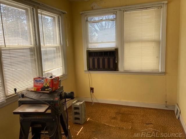 8442 Central Street, Center Line, MI 48015