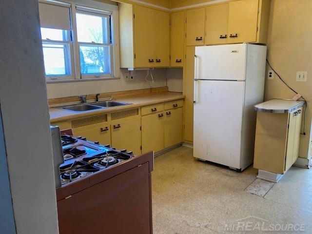 8442 Central Street, Center Line, MI 48015