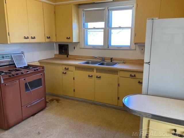 8442 Central Street, Center Line, MI 48015