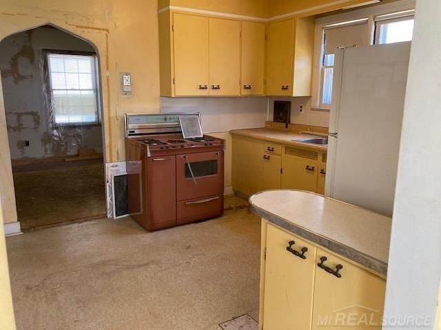 8442 Central Street, Center Line, MI 48015
