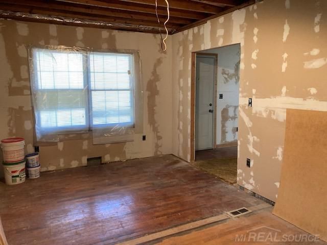 8442 Central Street, Center Line, MI 48015