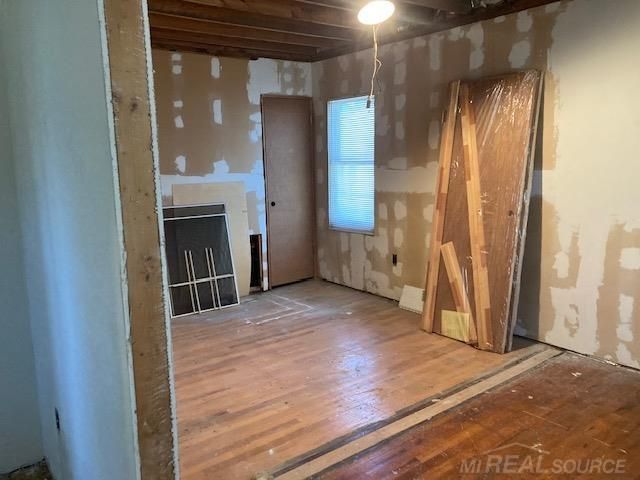 8442 Central Street, Center Line, MI 48015