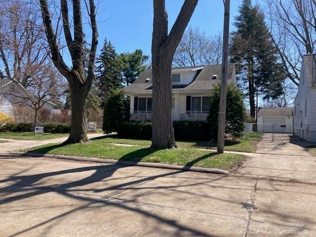 8442 Central Street, Center Line, MI 48015