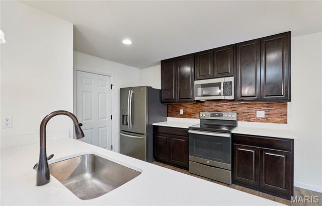 526 Brookside Forest Court, O'fallon, MO 63366