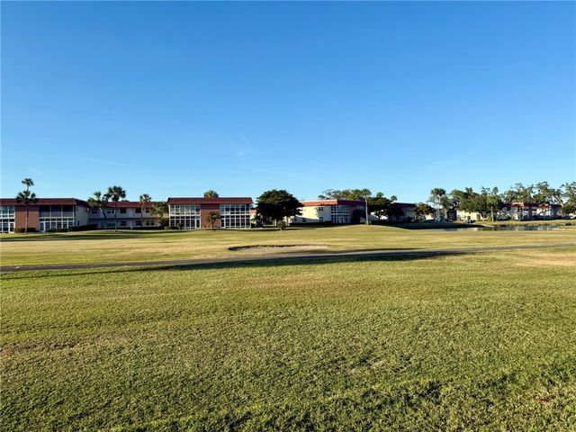 60 Woodland Drive 104, Vero Beach, FL 32962