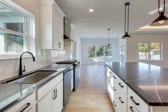 894 N Quentin Road, Palatine, IL 60067