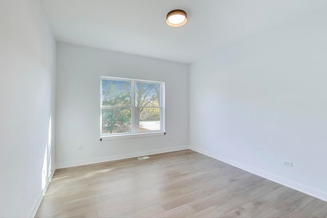 894 N Quentin Road, Palatine, IL 60067