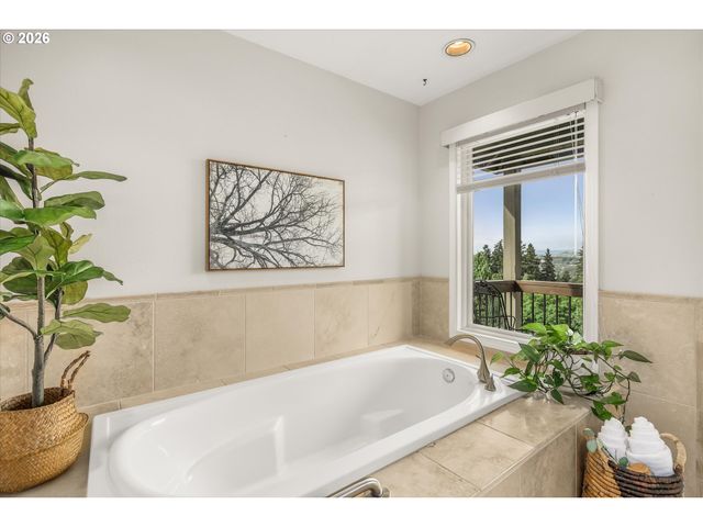 21220 SERANGO Dr, West Linn, OR 97068