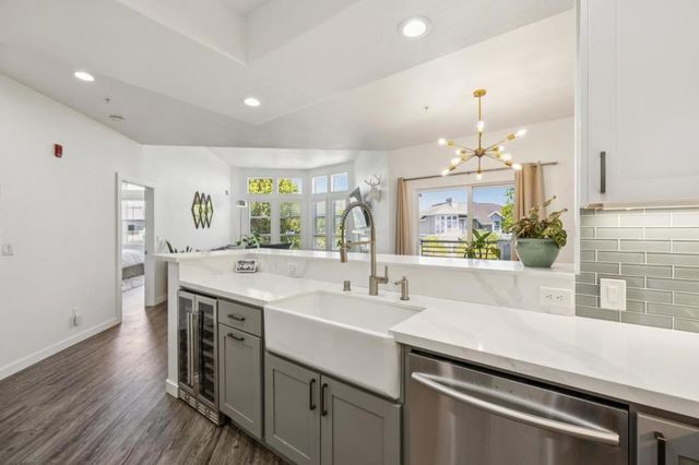 860 Meridian Bay Lane 342, Foster City, CA 94404