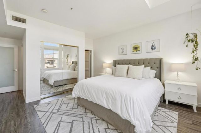 860 Meridian Bay Lane 342, Foster City, CA 94404
