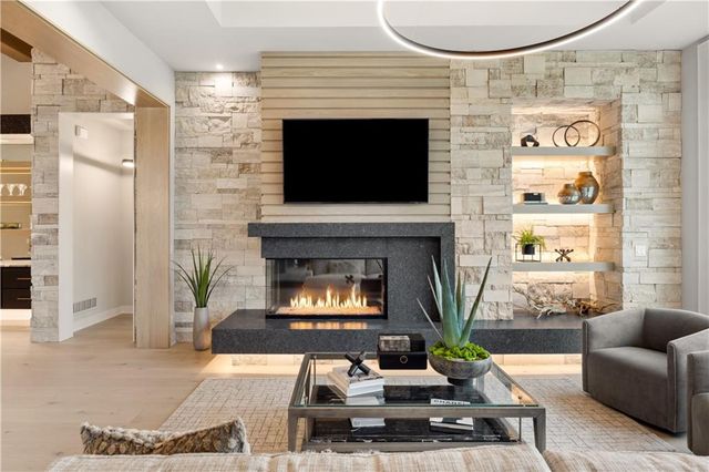 13721 Guilford Road, Leawood, KS 66224