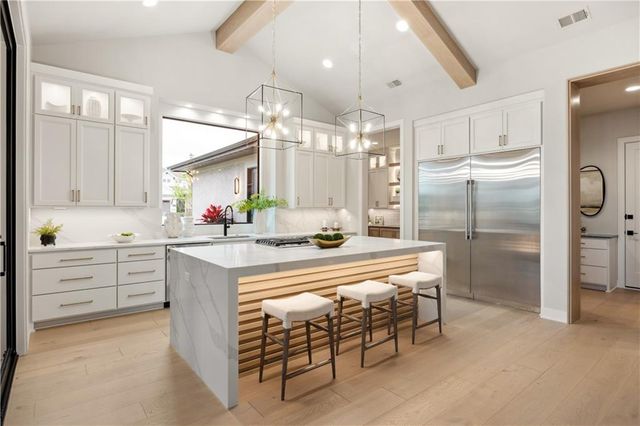 13721 Guilford Road, Leawood, KS 66224