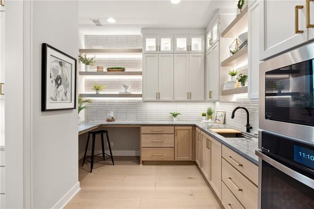 13721 Guilford Road, Leawood, KS 66224