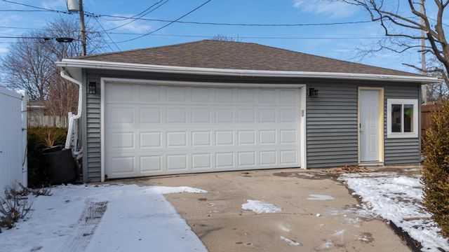 1617 W 9TH AVENUE, Oshkosh, WI 54902