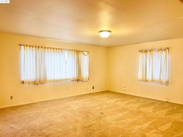 9719 Holly St, Oakland, CA 94603