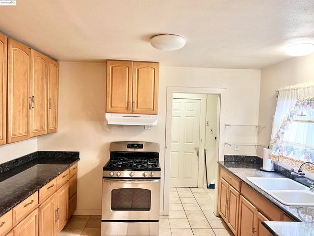 9719 Holly St, Oakland, CA 94603