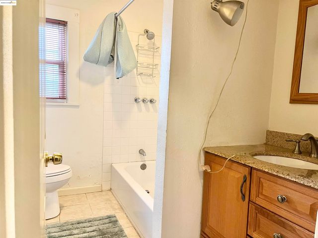 9719 Holly St, Oakland, CA 94603