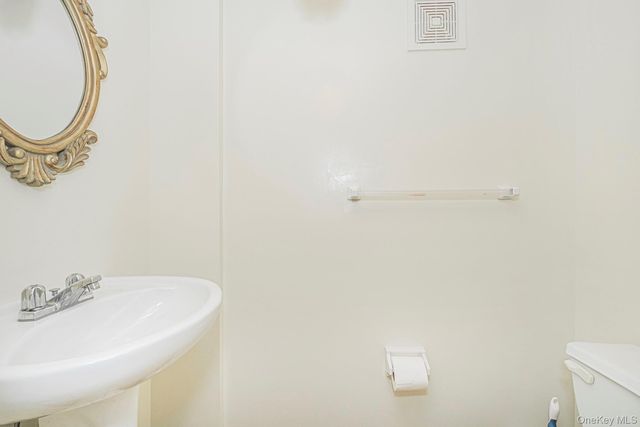 61 Merivale Lane, Staten Island, NY 10304