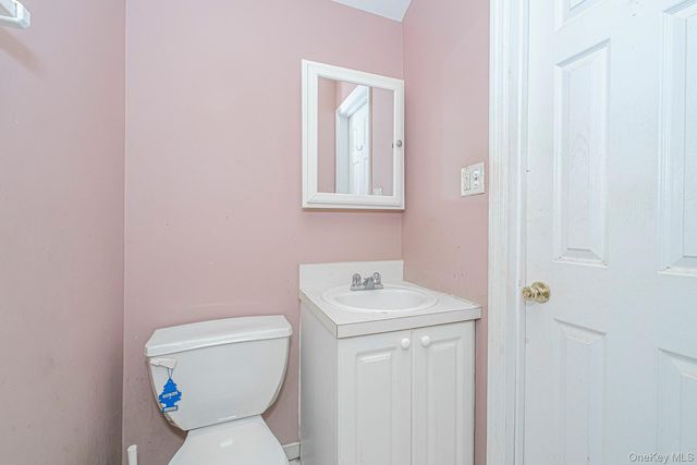 61 Merivale Lane, Staten Island, NY 10304