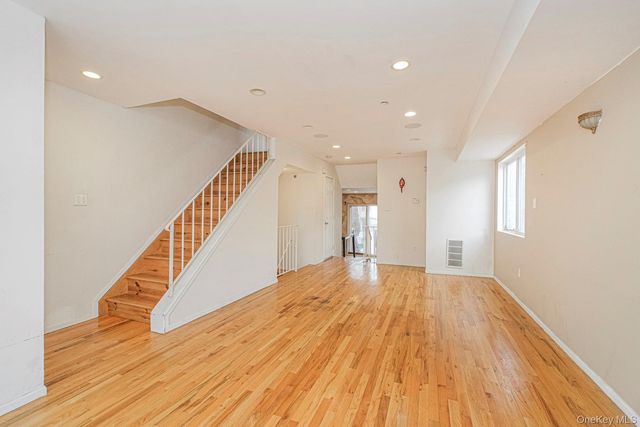 61 Merivale Lane, Staten Island, NY 10304