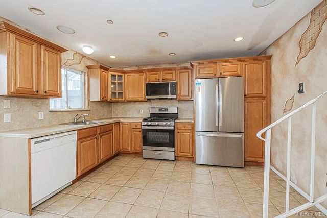 61 Merivale Lane, Staten Island, NY 10304