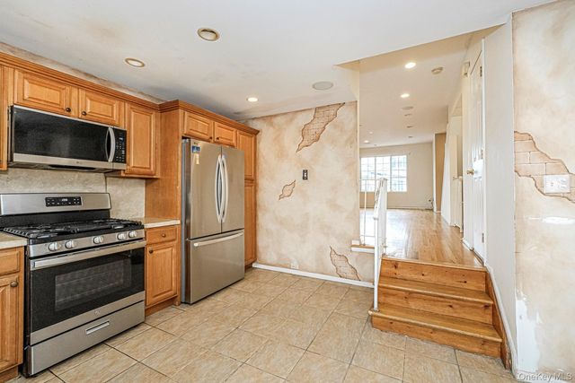 61 Merivale Lane, Staten Island, NY 10304