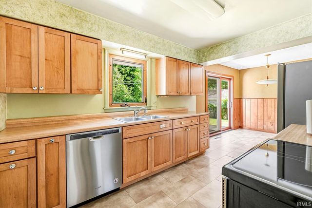 405 W Angela Boulevard, South Bend, IN 46617