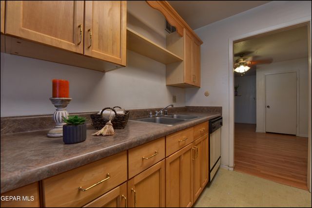 252 Shadow Mountain Drive 12, El Paso, TX 79912