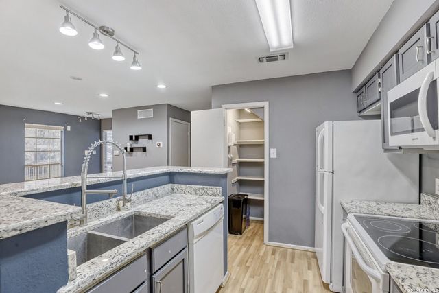 11311 Sir Winston St Apt 808, San Antonio, TX 78216