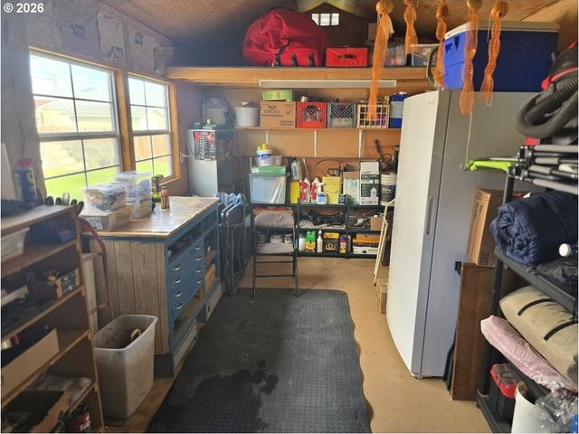 241 Se JOHNSON St, Winston, OR 97496