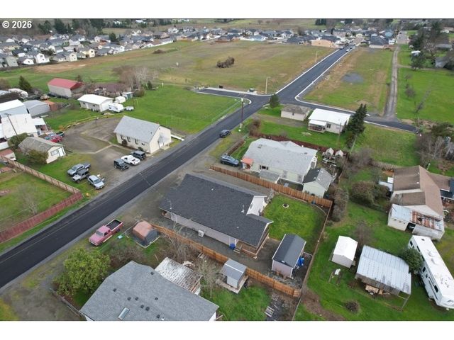 241 Se JOHNSON St, Winston, OR 97496