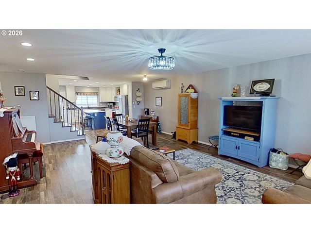 241 Se JOHNSON St, Winston, OR 97496